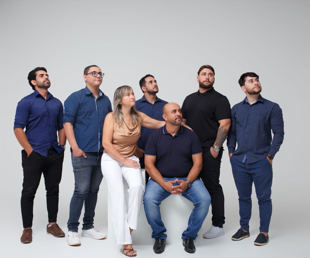 Equipe da Mundial Contábil em pose natural